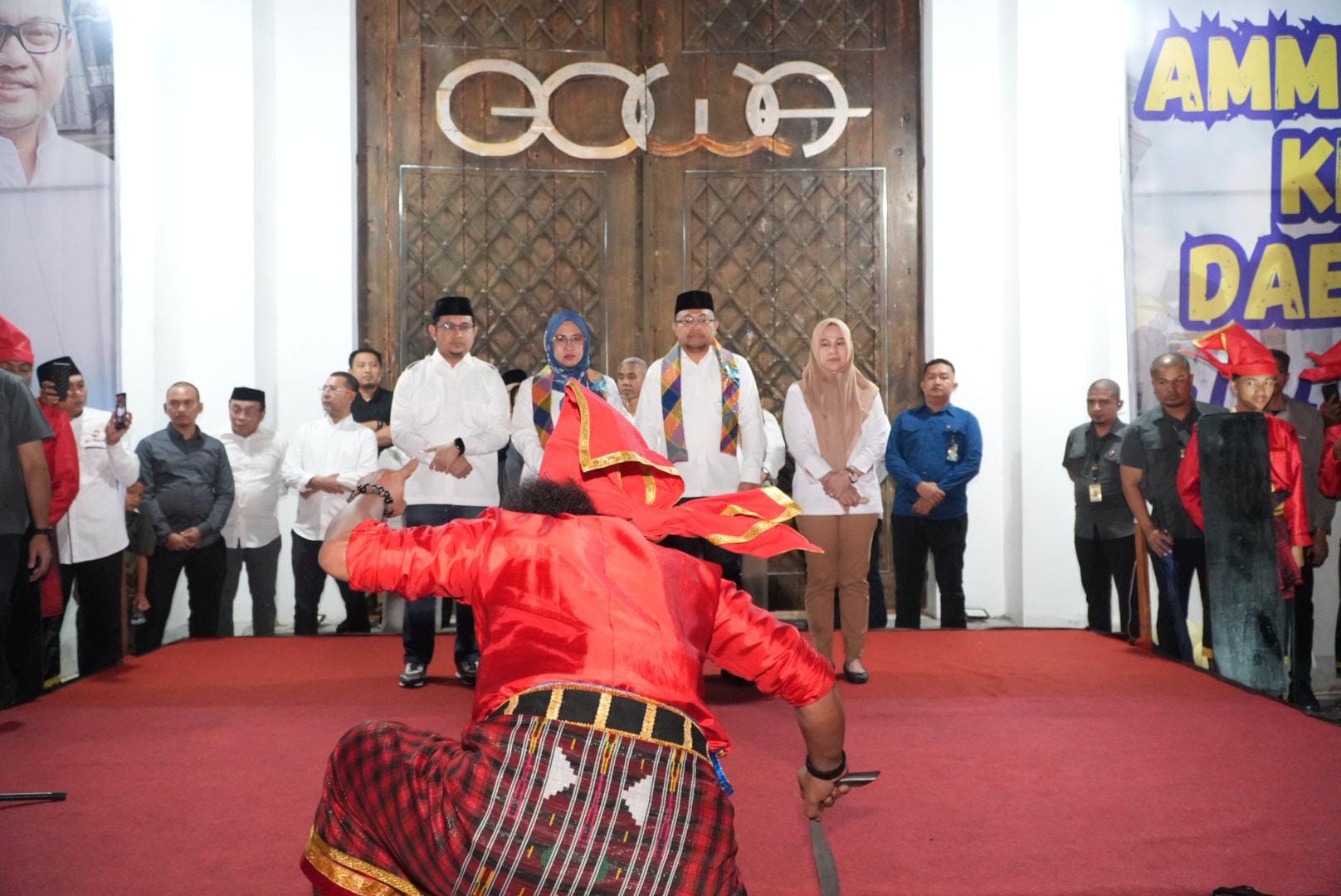 Husniah Talenrang-Darmawangsyah Disambut Angngaru saat Pidato Kemenangan di Pelataran Masjid Agung Syekh Yusuf. Foto (Ist).