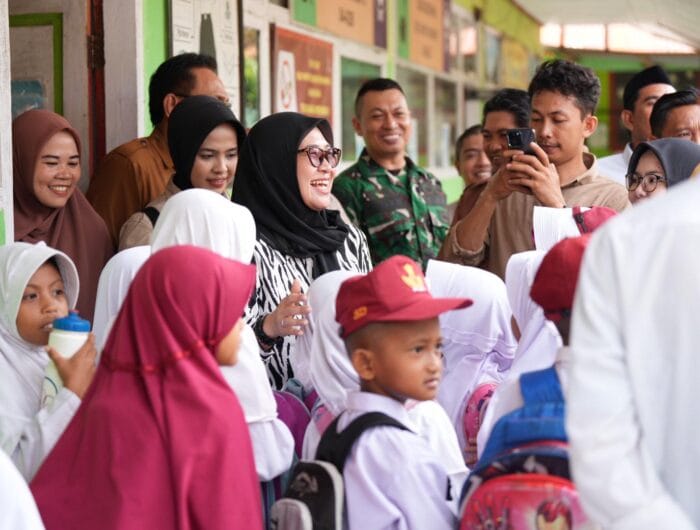 Bupati Terpilih Gowa, Husniah Talenrang, disambut meriah dengan Tari Pattapi dan Tari Kipas saat kembali ke kampung halamannya. Foto (Agus F).