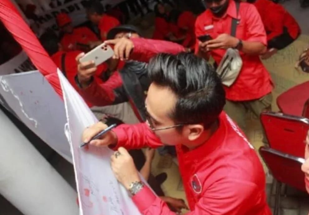 Ribuan kader PDIP Solo menggelar aksi cap jempol darah mendukung Megawati Soekarnoputri kembali menjabat Ketua Umum DPP PDIP. Foto/Ist