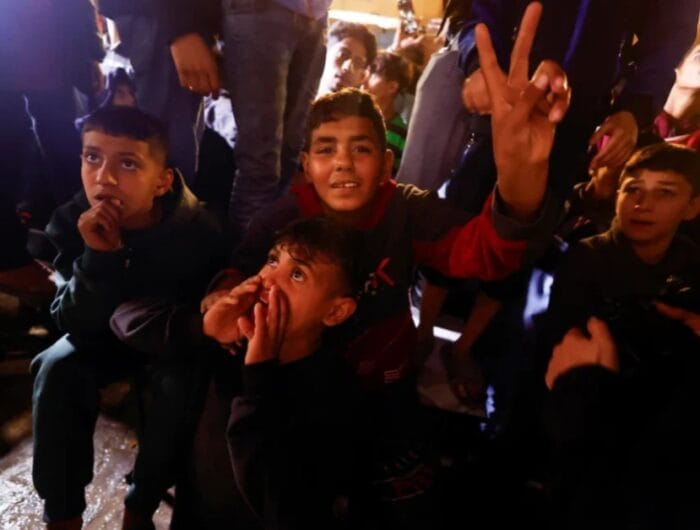 Warga Palestina bereaksi saat menunggu berita kesepakatan gencatan senjata dengan Israel, di Khan Younis di Jalur Gaza selatan, 15 Januari 2025. REUTERS/Mohammed Salem