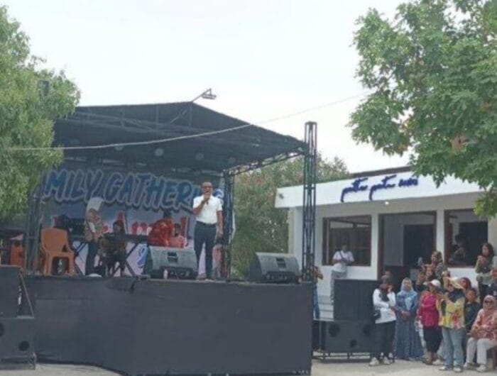 Andi Asman Sulaiman menyampaikan ucapan syukur atas kehadiran ribuan masyarakat Bone dalam acara family gathering BerAmal di Pantai Bira Bulukumba, Sulawesi Selatan, Minggu (19/1/2025).