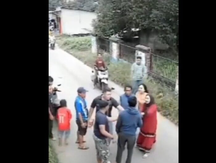 Sebuah aksi heroik yang dilakukan seorang emak-emak di Ciseeng, Bogor, Jawa Barat menghebohkan di media sosial. Foto (Ist).