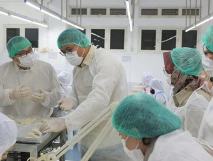 Foto: Wamentan Sudaryono (kedua dari kiri) saat meninjau Processing Bird House di PT Surya Aviesta, Surabaya, Jawa Timur, Selasa, (7/1/2025). (Dok. Kementan)