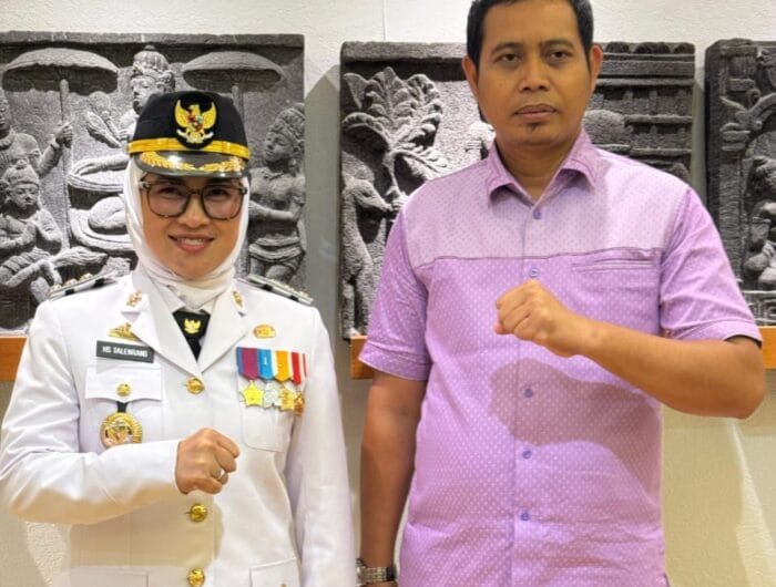Bupati Gowa, Husniah Talenrang bersama Kordinator Relawan Kabupaten Paslon Hati Damai, Rohandi. Foto (Ist)