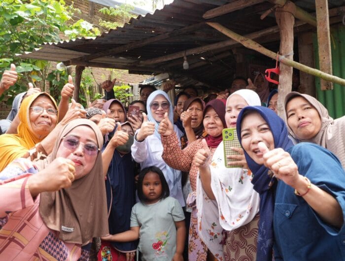 Beri Contoh Program Gowa Sejahtera, Bupati Gowa, Husniah Talenrang Kunjungi Keluarga Miskin Ekstrem di Palangga dan Bajeng. Foto (Ist)