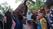 Bupati Gowa, Husniah Talenrang memanfaatkan hari libur kerja dengan menyambangi keluarga miskin ekstrem di Desa Kalebarembeng