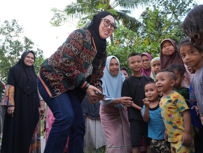 Bupati Gowa, Husniah Talenrang memanfaatkan hari libur kerja dengan menyambangi keluarga miskin ekstrem di Desa Kalebarembeng