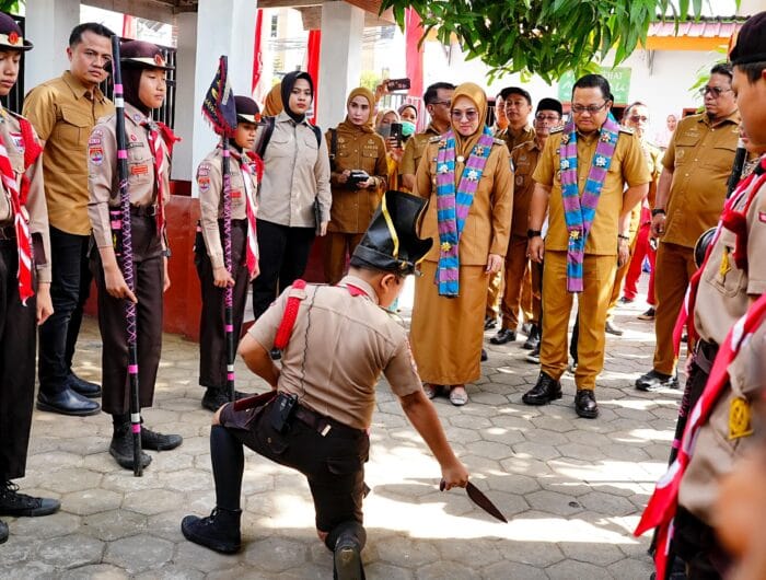 Bupati Gowa, Husniah Talenrang bersama Wakilnya, Darmawangsyah Muin di Sekolah Dasar Bontokamase, Kecamatan SombaOpu, Senin (10/3/25).