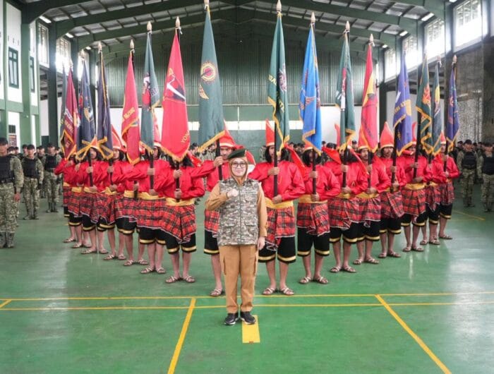 Panglima Divisi Infanteri (Divif) 3 Kostrad, Mayjen TNI Bangun Nawoko, mengukuhkan Bupati Gowa, Husniah Talenrang, sebagai Warga Kehormatan Divif 3 Kostrad.