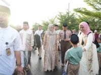 Bupati Gowa, Husniah Talenrang, bersama suaminya H Khaerul Aco dan anak pertama mereka, Muhammad Asfar, melaksanakan Shalat Idul Fitri di Masjid Agung Syekh Yusuf, Kabupaten Gowa, pada Senin pagi (31/3).