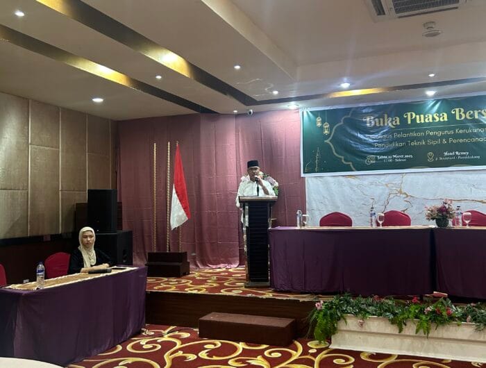 Kerukunan Keluarga Pendidikan Teknik Sipil dan Perencanaan Universitas Negeri Makassar (UNM) menggelar buka puasa bersama di Hotel Remcy, Jalan Boulevard, Kecamatan Panakkukang, Kota Makassar, Sabtu (22/3/2025).