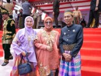 Bupati Gowa, Husniah Talenrang, yang tampil anggun mengenakan busana adat Bugis berwarna bata.