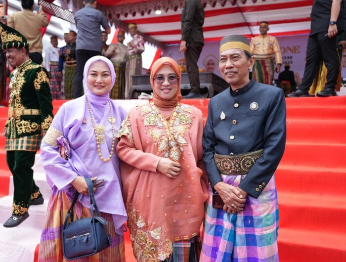 Bupati Gowa, Husniah Talenrang, yang tampil anggun mengenakan busana adat Bugis berwarna bata.