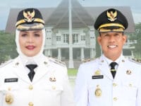 Bupati Sinjai, Ratnawati Arief bersama wakilnya. Seorang kepala desa di Sinjai merasa kesulitan untuk menemui Bupati.