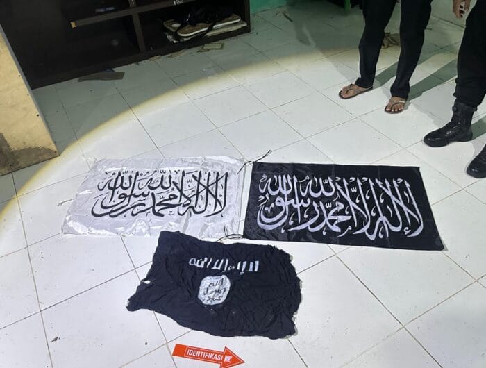 Barang bukti bendera ISIS yang diamankan oleh Densus 88 Antiteror di Gowa.
