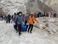 Teknik polisi mengidentifikasi korban longsor batu di Cirebon.