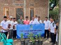 Direktur Umum PDAM Jeneberang, Khaerul Aco memberikan bantuan usaha kepada warga kemiskinan ekstreem di Gowa.