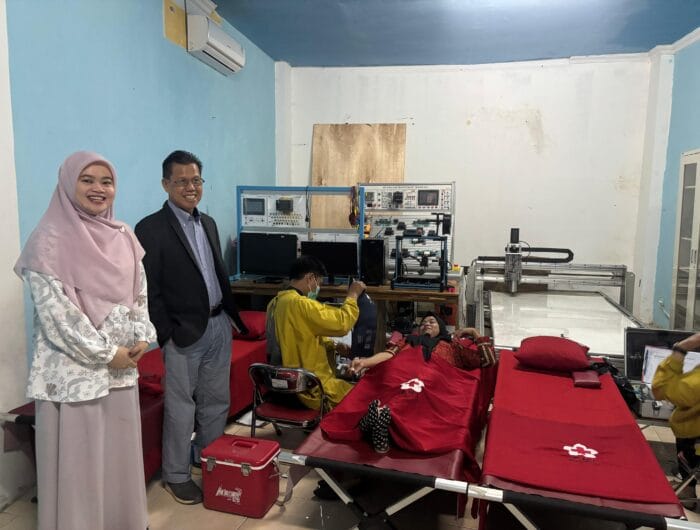Mahasiswa Universitas Handayani Makassar menggelar aksi donor darah bekerja sama dengan PMI Sulsel.