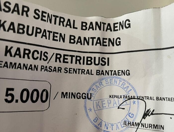 Foto retribusi jaga keamanan pasar Bantaeng