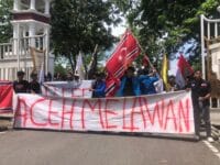 Sekelompok massa yang membawa bendera Gerakan Aceh Merdeka saat melakukan aksi unjuk rasa di kantor Gubernur Aceh