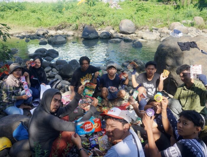 Sejumlah aktivis Bulukumba membeberkan brand yang paling banyak menyumbang sampah plastik di tiga sungai di Bulukumba.