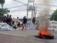 Demo buruh pelabuhan Parepare lantaran upah mereka dipotong oleh mandor.