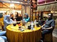 Suasana keakraban menyelimuti makan malam yang digelar di Rumah Makan Teras Empang di Kota Parepare, Sabtu malam (14/6). Dalam pertemuan tersebut hadir Bupati Gowa, Husniah Talenrang, dan Wakil Wali Kota Parepare, Hermanto Pasennang.