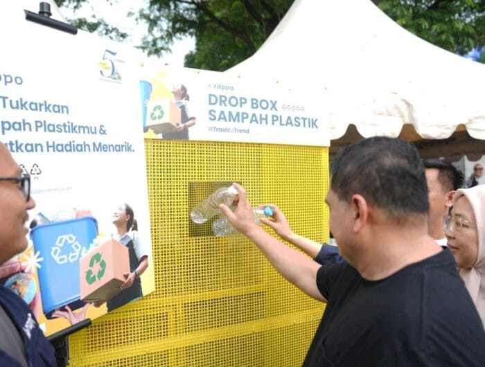 TARIF. Wali Kota Makassar, Munafri Arifuddin membuang sampah plastik di tong sampah. Pemkot Makassar menetapkan daftar tarif sampah untuk 2025.