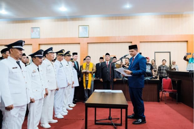 Bupati bantaeng melantik 64 pejabatnya.