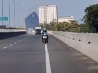 Warga yang tersesat masuk ke dalam jalan tol dengan mengendarai sepeda motor.