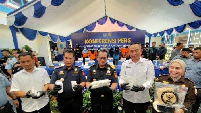 Bea Cukai memperlihatkan 2 kilogram narkoba yang diselundupkan dari Malaysia.