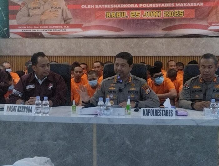 Polisi memperlihatkan barang bukti 10 kilogram sabu-sabu dari 107 tersangka peredaran narkoba asal Makassar. Para tersangka ini terlibat dalam jaringan peredaran narkoba dari Cina.