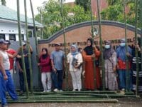 Sejumlah orang tua calon siswa mengumpulkan bambu untuk membangun kelas lantaran anaknya tidak lolos PPDB.