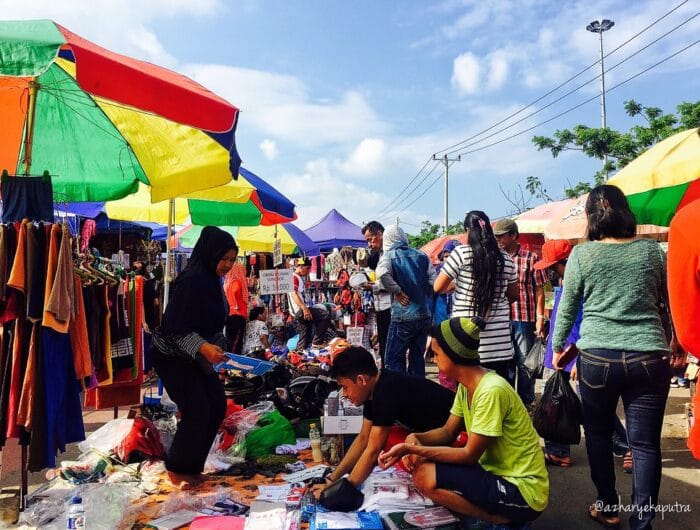 Pasar kkaget di kawasan pantai losari, Makassar