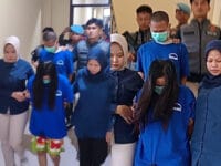 Pasutri di Pangandaran ditangkap polisi setelah nekat bugil dan mesum di depan live kamera.