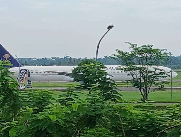 Saudia Airlines SV 5276 dengan rute Jeddah-Jakarta yang mendarat darurat di Bandara Kualanamu, Sumatera Utara setelah mendapat ancaman bom.