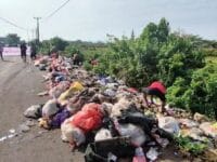 SAMPAH. Warga moncongloe, Kabupaten Maros kesal dengan tumpukan sampah yang dibuang orang yang melintas.