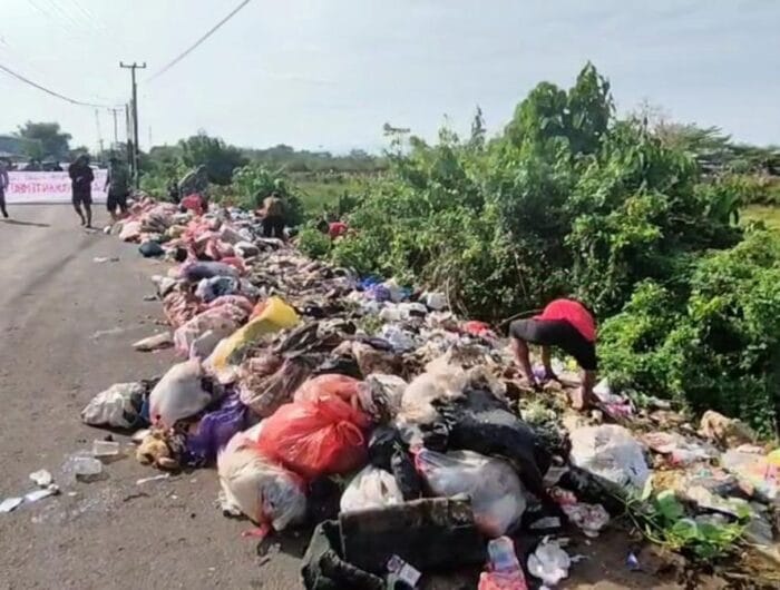 SAMPAH. Warga moncongloe, Kabupaten Maros kesal dengan tumpukan sampah yang dibuang orang yang melintas.