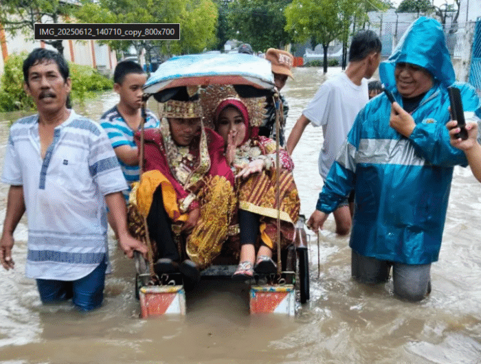 Sepasang pengantin yang menerobos banjir dengan becak.