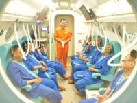 TERAPI. Terapi Oksigen Hiperbarik (TOHB) di gedung Hyperbaric Chamber Rumkital Jala Ammari, Makassar.