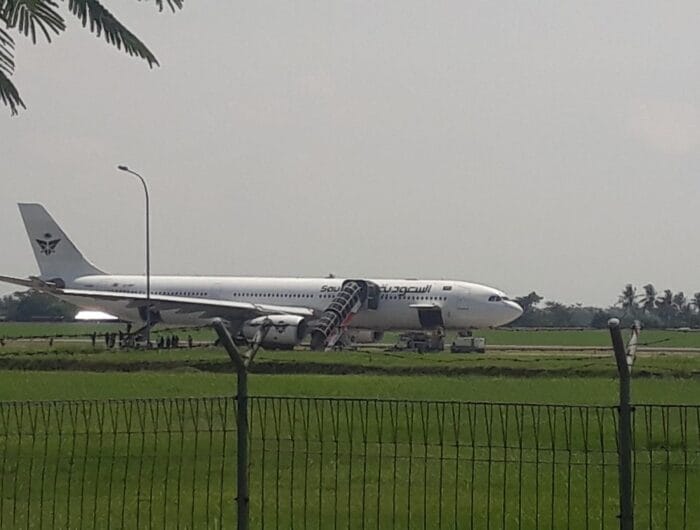 TEROR. Pesawat Saudia Airlines SVA688 yang mendapat teror bom dan mendarat darurat di Bandara Kualanamu, Deli Serdang.
