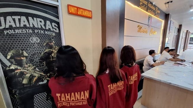 TERSANGKA. Tiga perempuan menjadi tersangka kasus penganiayaan dan perundungan terhadap perempuan lainnya di Pontianak. Pelaku menyebarkan video telanjang korbannya di media sosial.