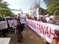 Warga Perumahan Pemda di Kecamatan Manggala saat melakukan aksi unjuk rasa lantaran rumah mereka akan digusur.