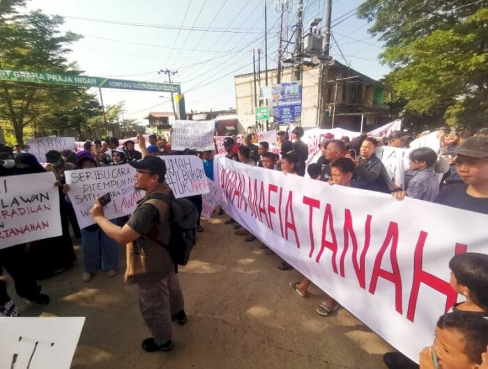 Warga Perumahan Pemda di Kecamatan Manggala saat melakukan aksi unjuk rasa lantaran rumah mereka akan digusur.