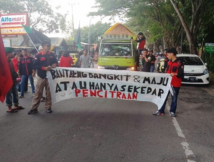 Mahasiswa bantaeng melakukan aksi unjuk rasa dalam rangka 100 hari kerja pemerintah kabupaten Bantaeng.