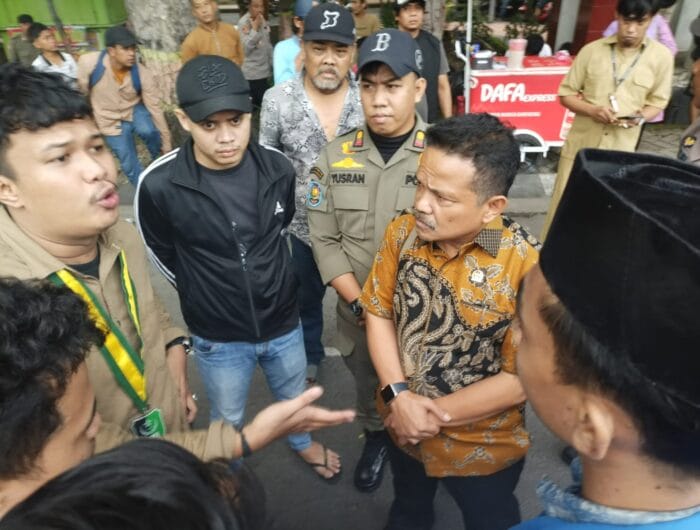 Ketua DPRD Bantaeng, H Budi Santoso saat menerima ratusan aktivis yang memprotes kinerja 100 hari pemerintah.