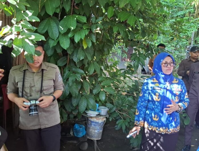 Bupati Gowa, Husniah Talenrang saat mengunjungi rumah pak udin, tukang cukur yang dilanda kemiskinan ekstrem.