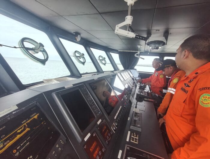 PENCARIAN. Tim SAR Gabungan memperluas pencarian tiga penumpang KLM Asia Mulia yang karam setelah ditabrak kapal besi di perairan laut Bantaeng.