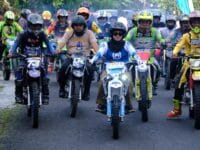 KEINDAHAN ALAM, Bupati Gowa, Siti Husniah Talenrang saat menjajal motor trail bersama dengan rombongan menikmati keindahan alam di Kampung Adventure di Kecamatan Parigi, Gowa.