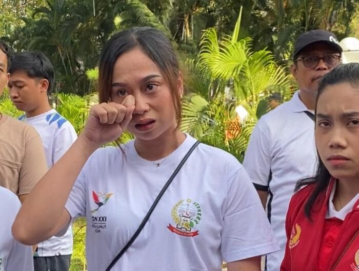 Atlet Karate asal Sulsel yang ikut PON Aceh-Sumut 2024, Nur Rizka Fauziah, terlihat mengusap air matanya, di Rujab Gubernur Sulsel.